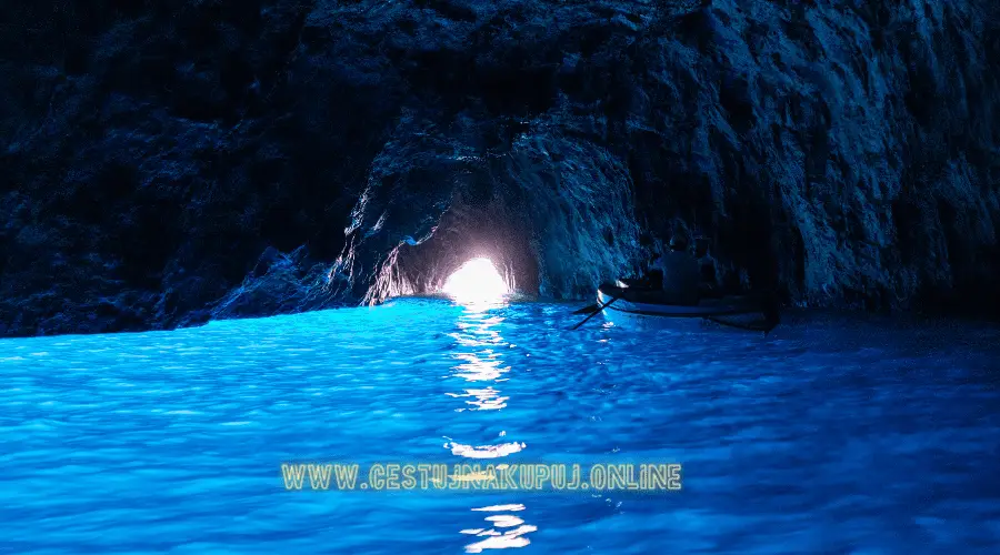 Capri: Ostrov snů s romantickou atmosférou - 5 míst, která zde musíte vidět 4 grotaazzura